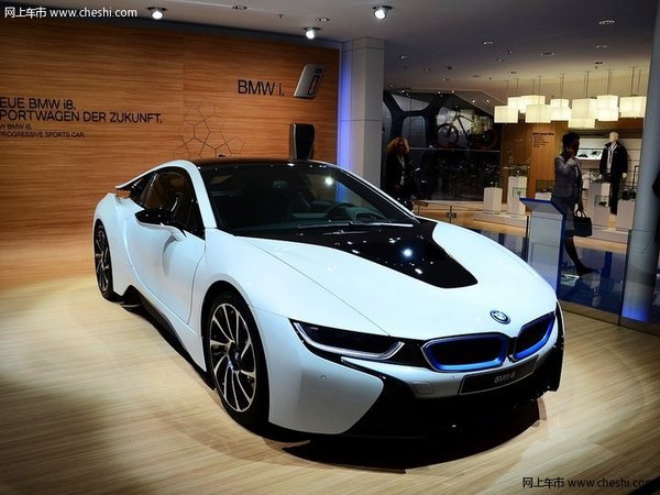 寶馬最新款跑車i8，速度與情感的完美融合