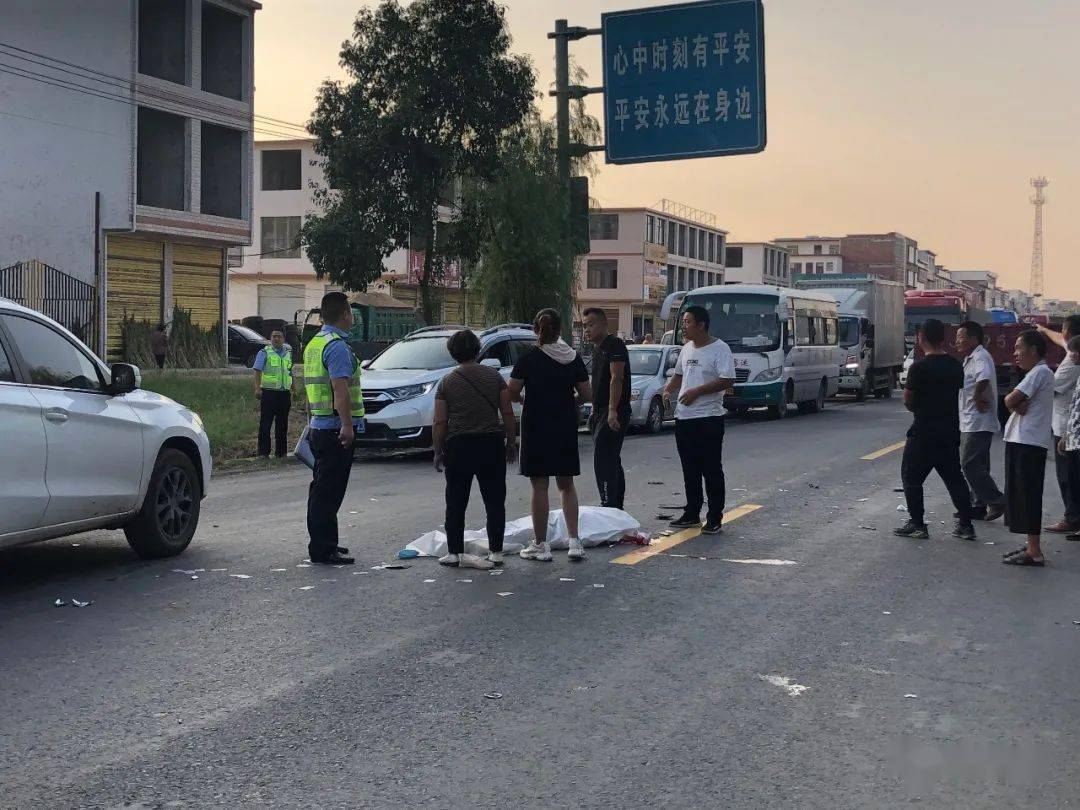 河南鄧州市車(chē)禍現(xiàn)場(chǎng)最新報(bào)道，事故現(xiàn)場(chǎng)直擊??????